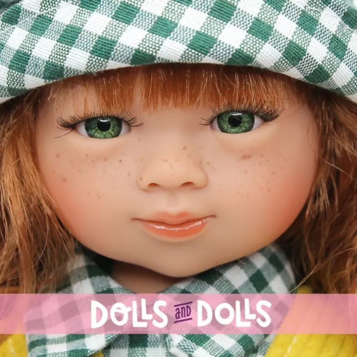 Poupée D'Nenes 34 cm - Marieta avec salopette jaune et chemise et casquette à carreaux