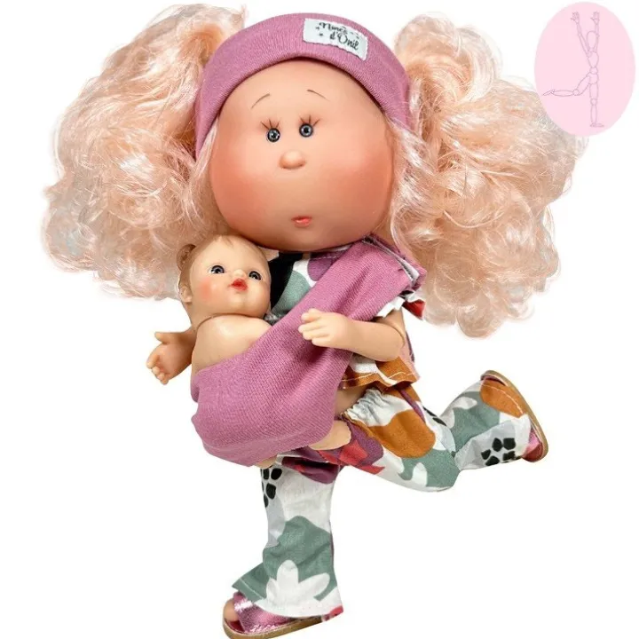 Poupée Nines d'Onil 30 cm - Mia ARTICULÉE - mère aux cheveux roses avec une robe imprimée nature