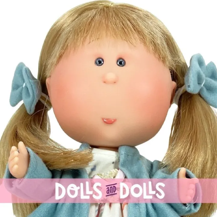 Poupée Nines d'Onil 30 cm - Mia blonde avec une robe arc-en-ciel et un manteau bleu